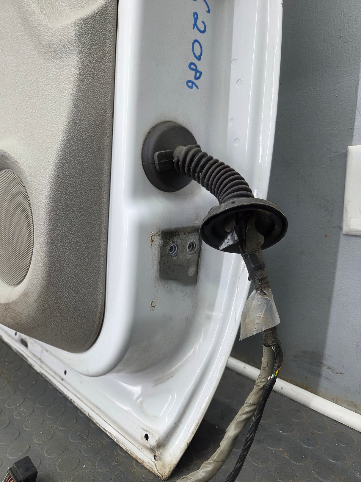 2007-2013 Chevrolet Silverado / GMC Sierra 1500 2500 3500 HD LH Front Driver Side Door