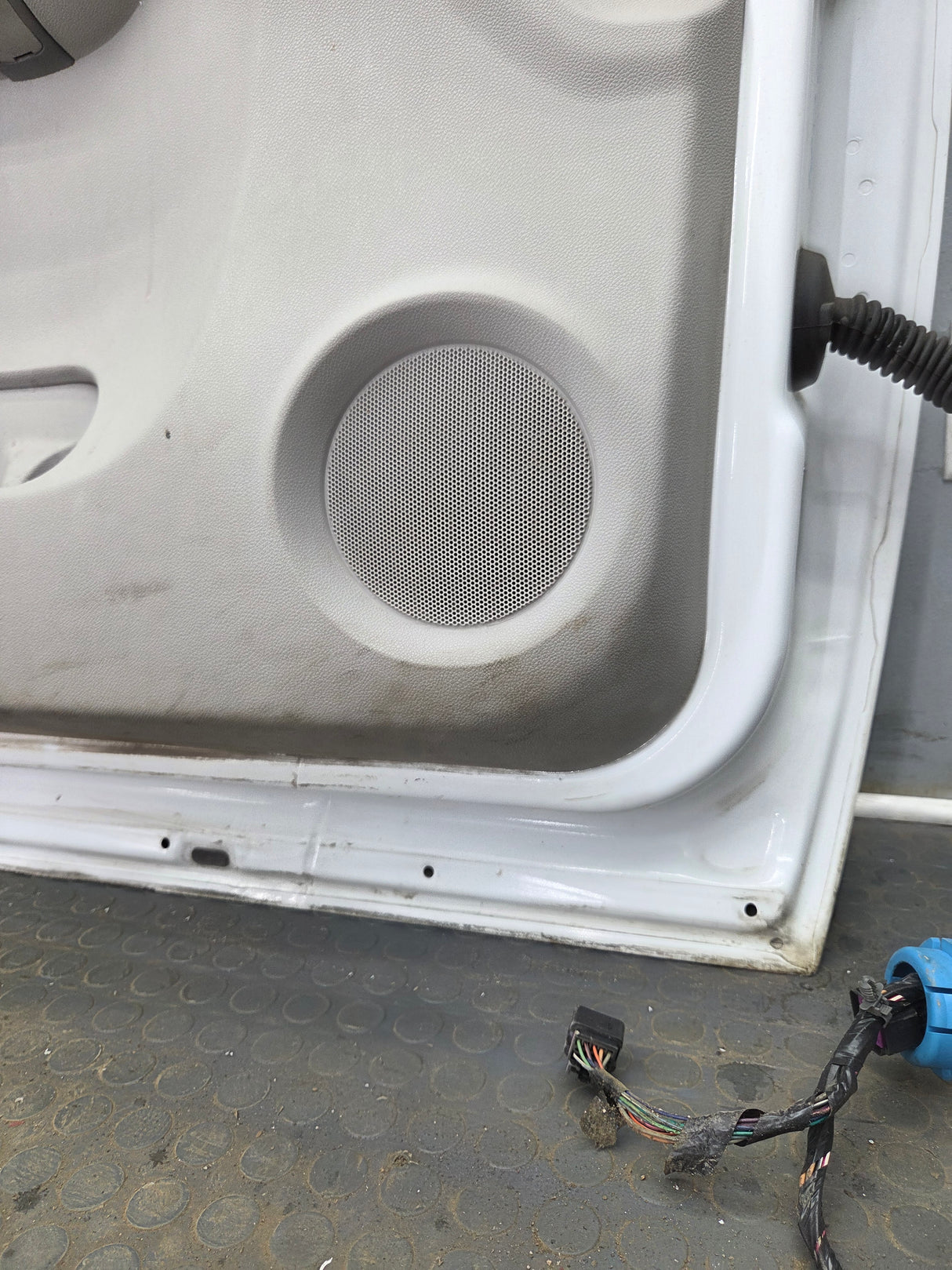 2007-2013 Chevrolet Silverado / GMC Sierra 1500 2500 3500 HD LH Front Driver Side Door