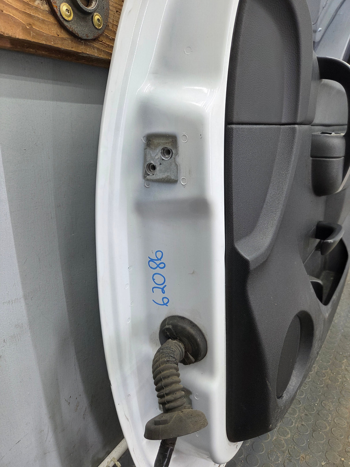 2007-2013 Chevrolet Silverado / GMC Sierra 1500 2500 3500 HD RH Front Passenger Side Door