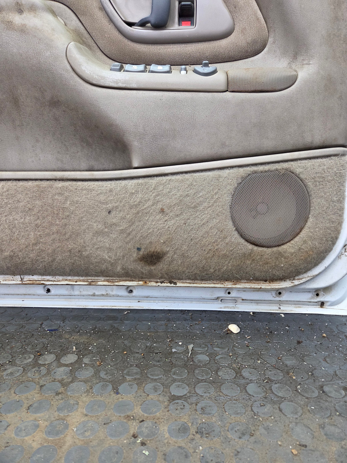 1988-2000 Chevrolet Silverado Suburban GMC Sierra LH Front Driver Side Door