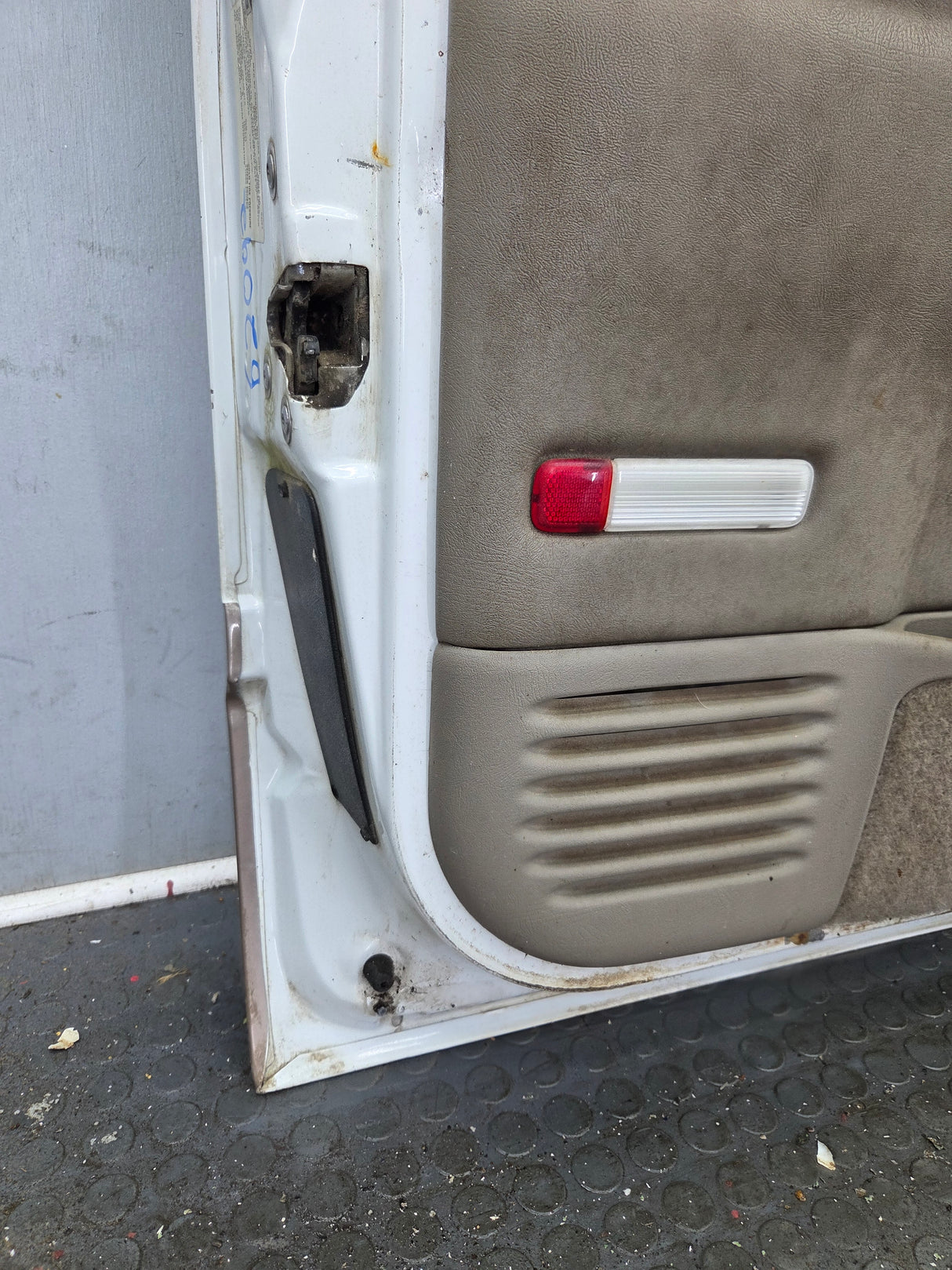 1988-2000 Chevrolet Silverado Suburban GMC Sierra LH Front Driver Side Door