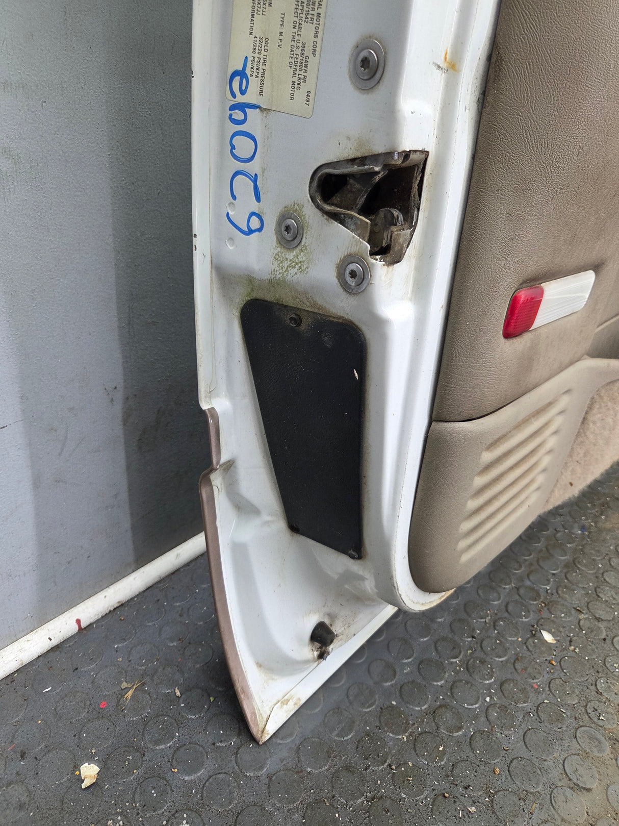 1988-2000 Chevrolet Silverado Suburban GMC Sierra LH Front Driver Side Door