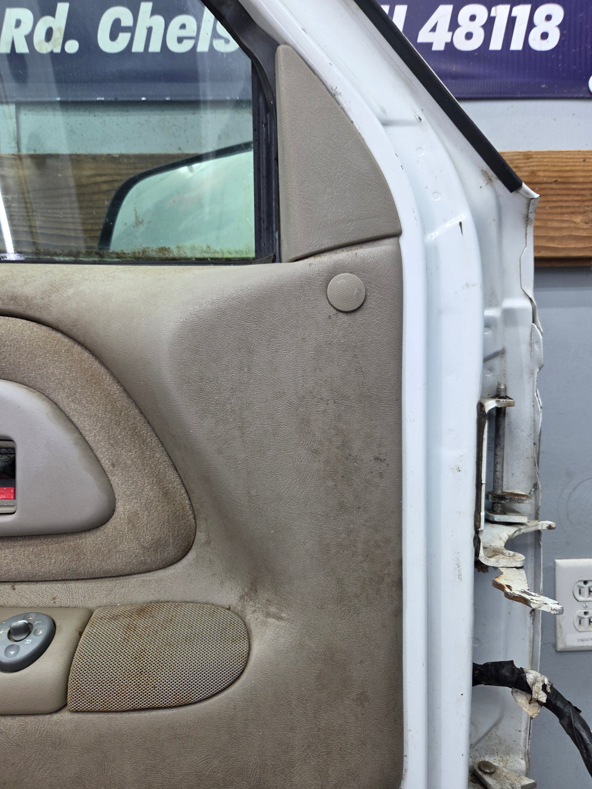 1988-2000 Chevrolet Silverado Suburban GMC Sierra LH Front Driver Side Door