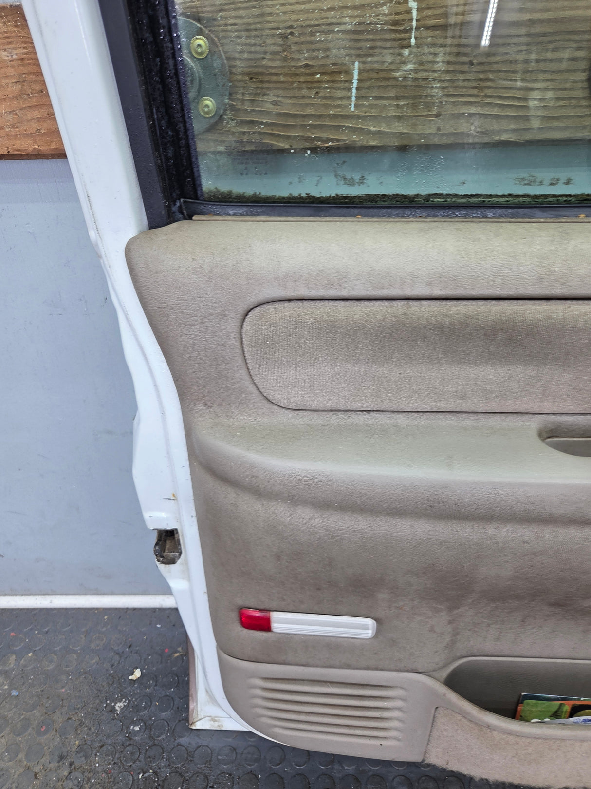 1988-2000 Chevrolet Silverado Suburban GMC Sierra LH Front Driver Side Door