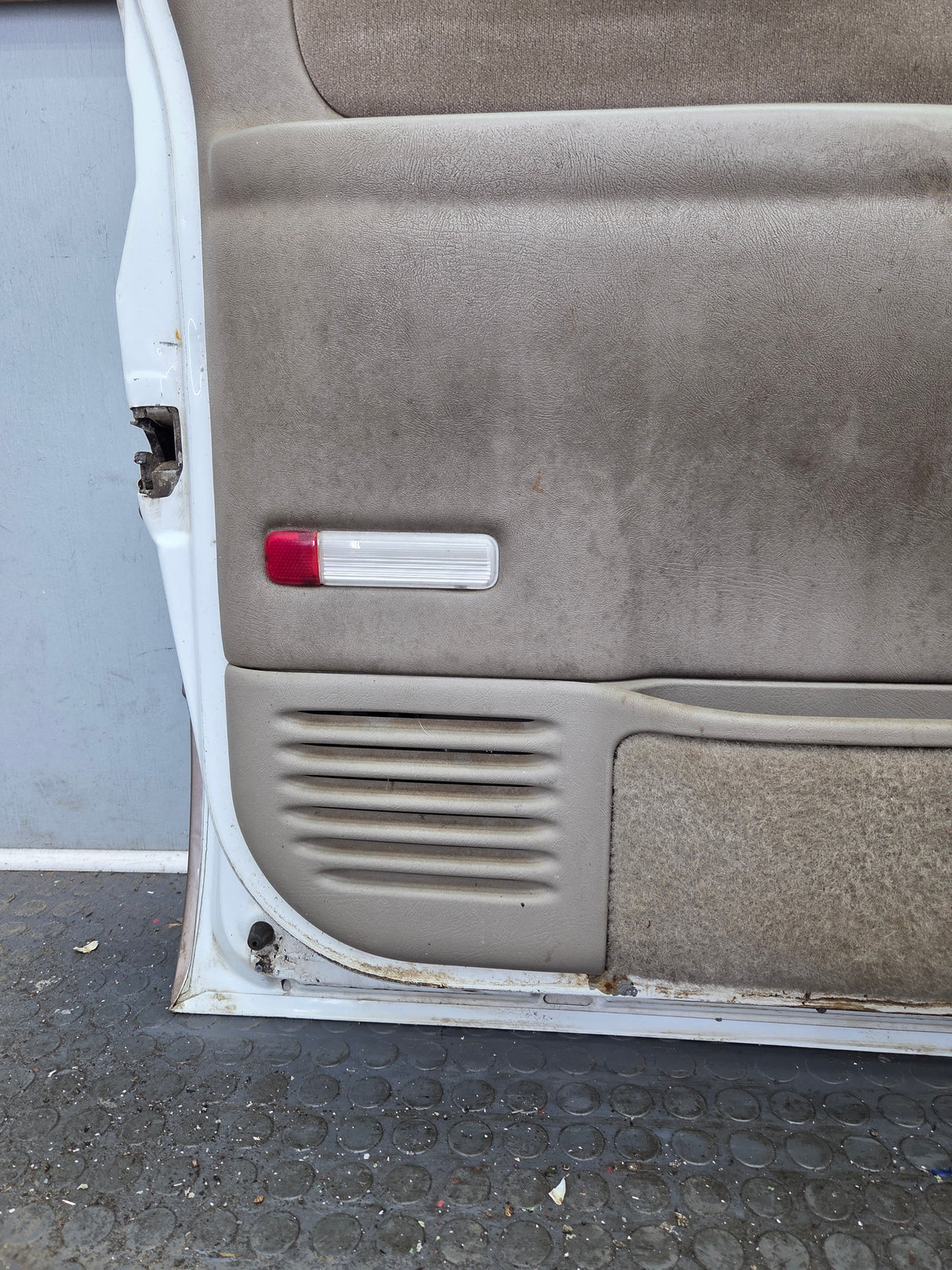 1988-2000 Chevrolet Silverado Suburban GMC Sierra LH Front Driver Side Door