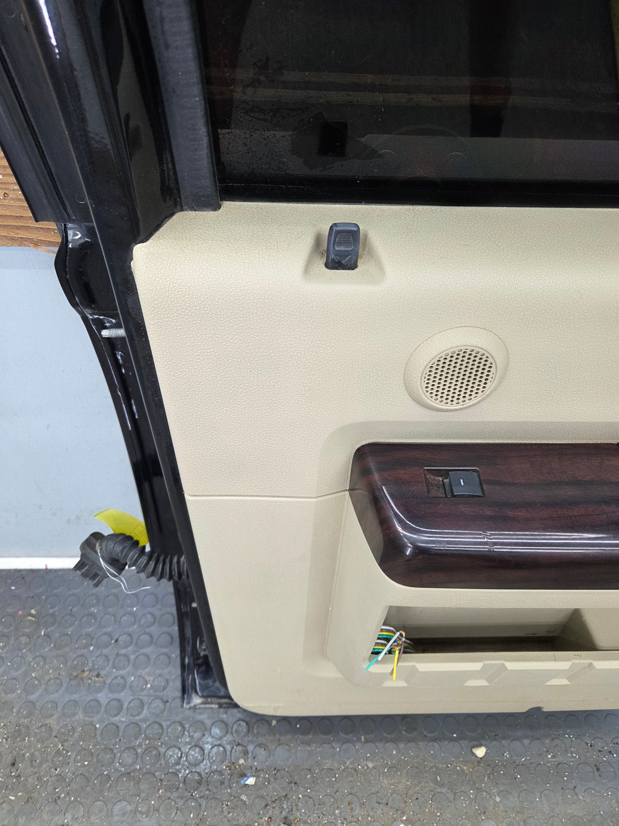 1999-2011 Ford Super Duty F250 F350 F450 F550 RH Crew Cab Passenger Side Rear Door