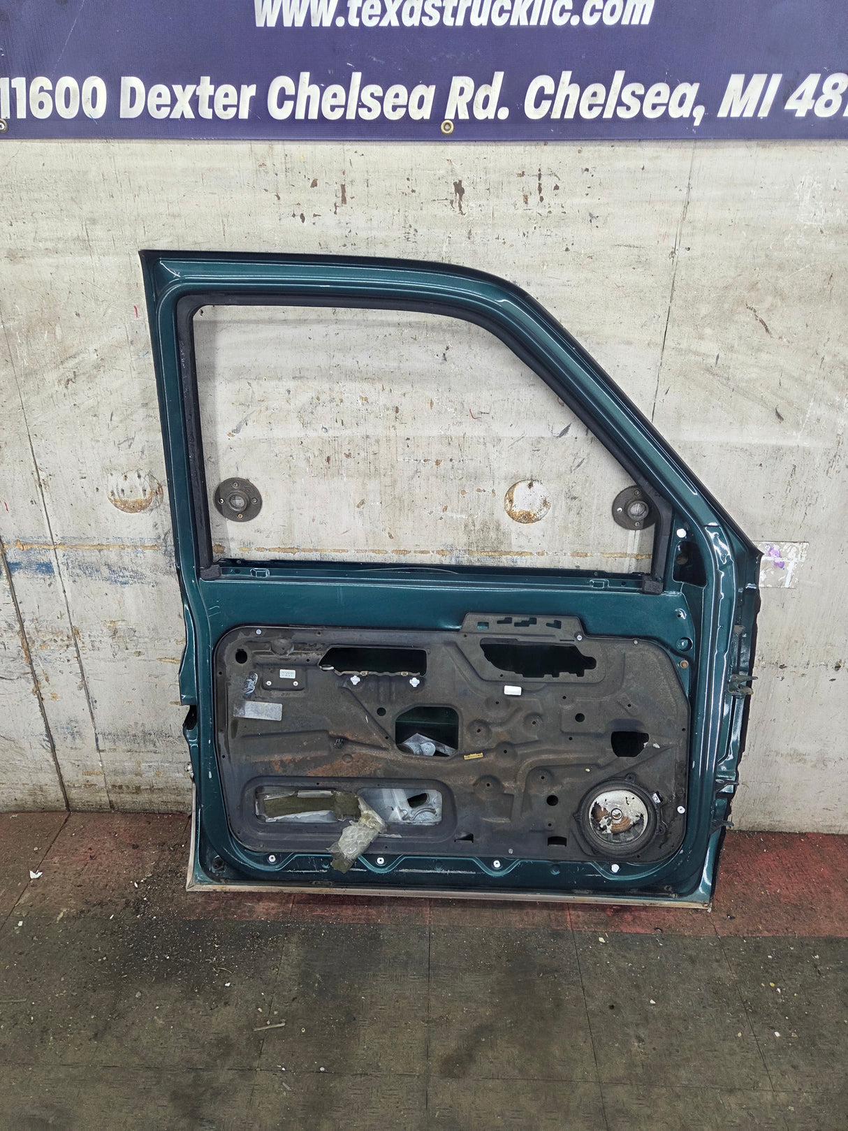 1988-2000 Chevrolet Silverado Suburban GMC Sierra LH Front Driver Side Door
