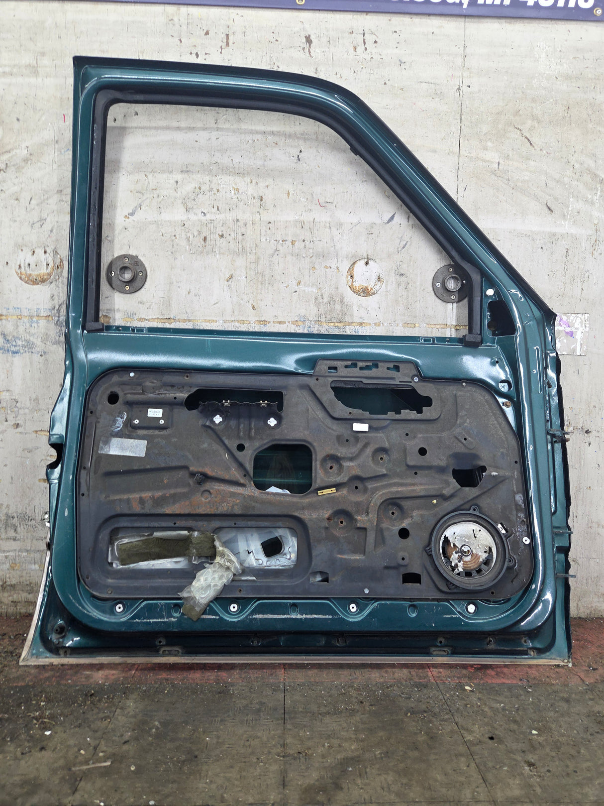1988-2000 Chevrolet Silverado Suburban GMC Sierra LH Front Driver Side Door