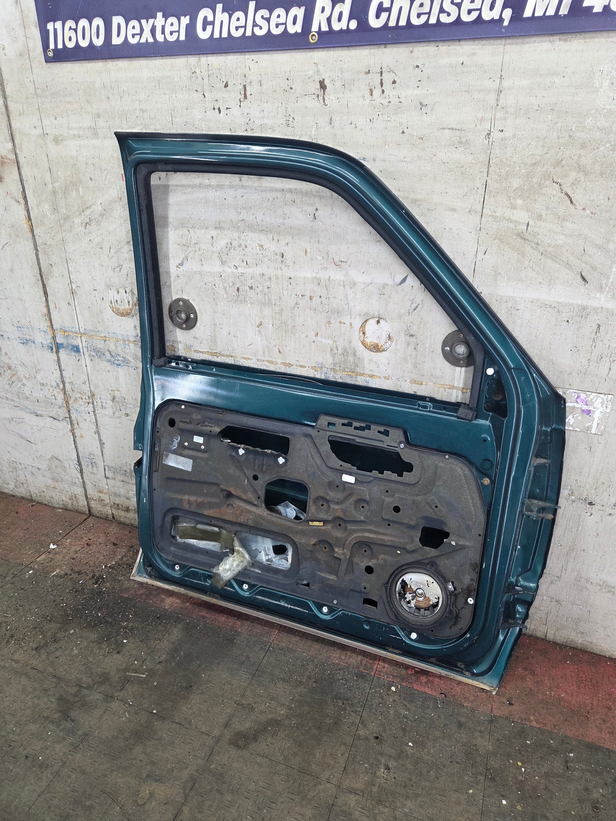 1988-2000 Chevrolet Silverado Suburban GMC Sierra LH Front Driver Side Door