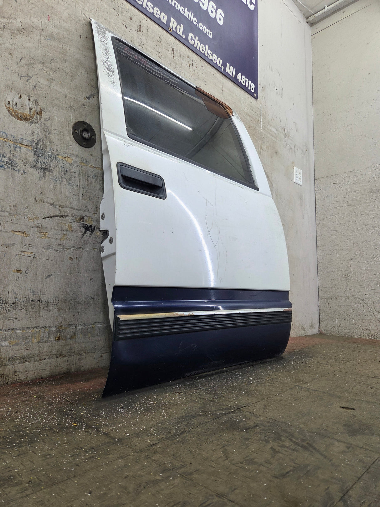 1992-2000 Chevrolet Silverado Suburban GMC Sierra K1500 K2500 K3500 Crew Cab RH Rear Driver Door