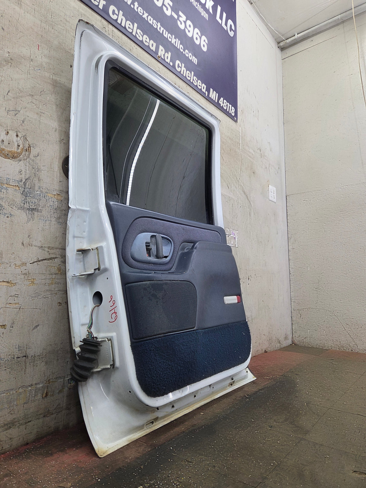 1992-2000 Chevrolet Silverado Suburban GMC Sierra K1500 K2500 K3500 Crew Cab RH Rear Driver Door