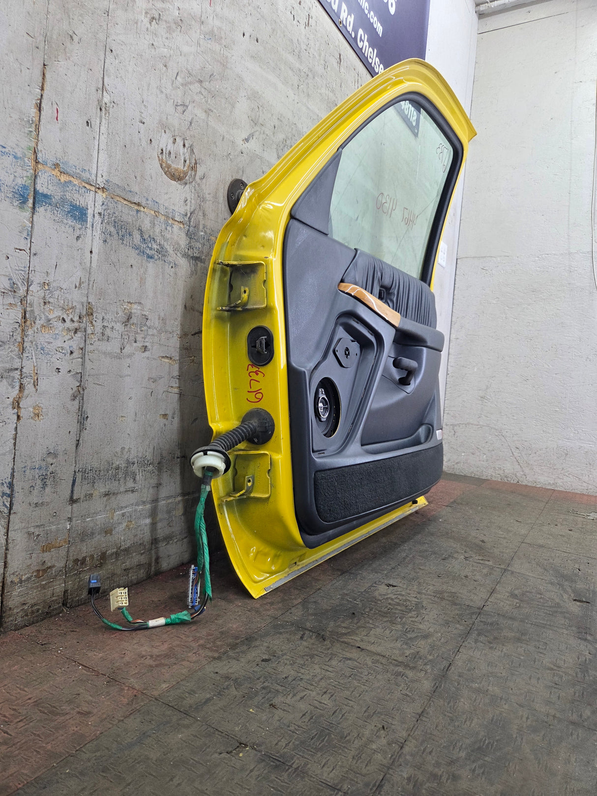 1999-2006 Chevrolet Silverado / GMC Sierra 1500 2500 3500 HD Front Passenger Side Door RH