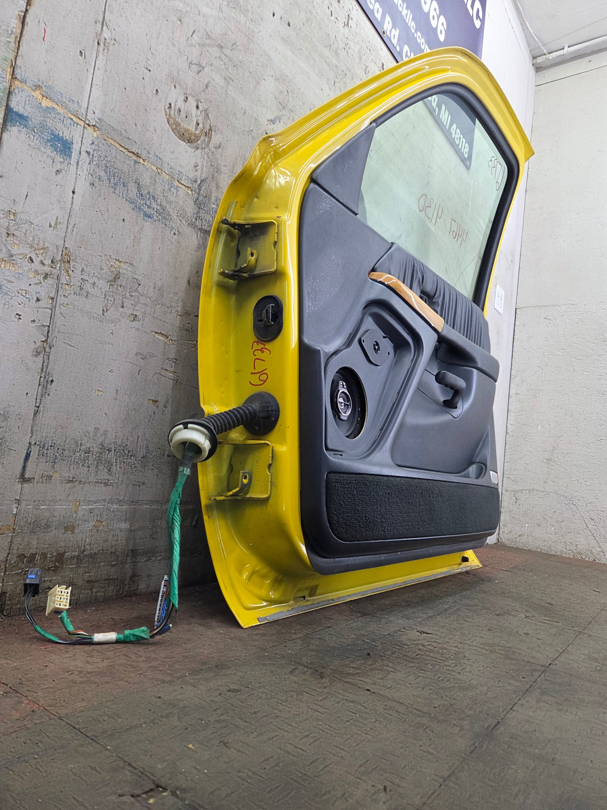 1999-2006 Chevrolet Silverado / GMC Sierra 1500 2500 3500 HD Front Passenger Side Door RH