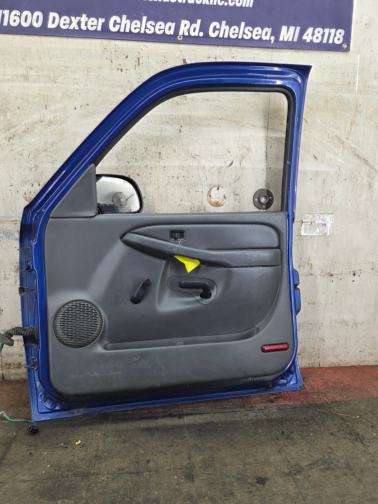 1999-2006 Chevrolet Silverado / GMC Sierra 1500 2500 3500 HD Front Passenger Side Door RH