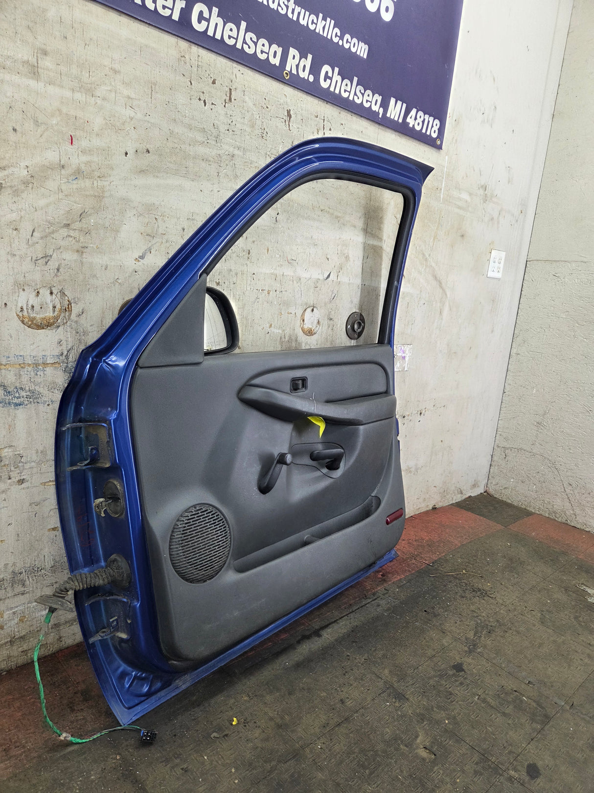 1999-2006 Chevrolet Silverado / GMC Sierra 1500 2500 3500 HD Front Passenger Side Door RH