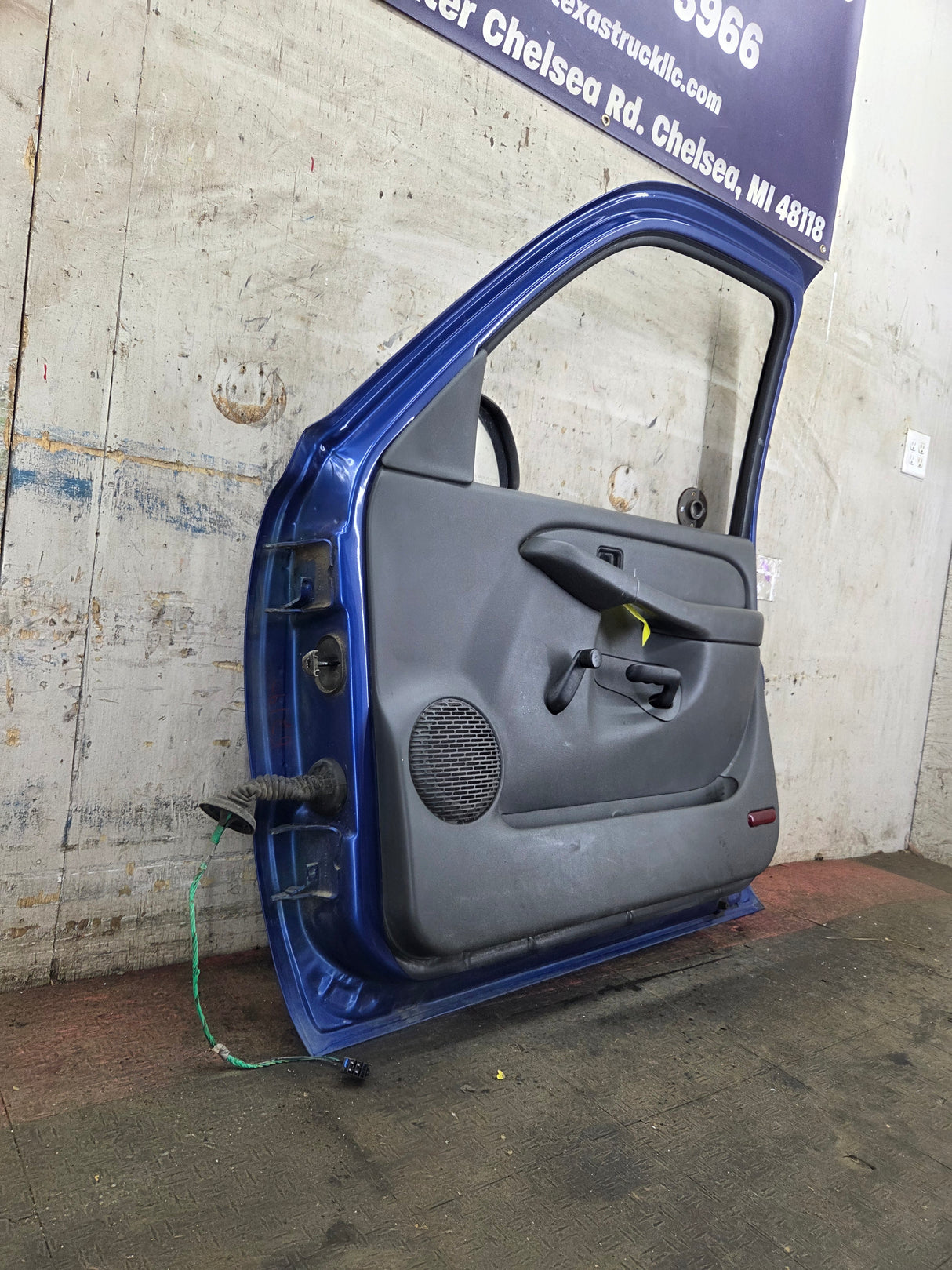 1999-2006 Chevrolet Silverado / GMC Sierra 1500 2500 3500 HD Front Passenger Side Door RH