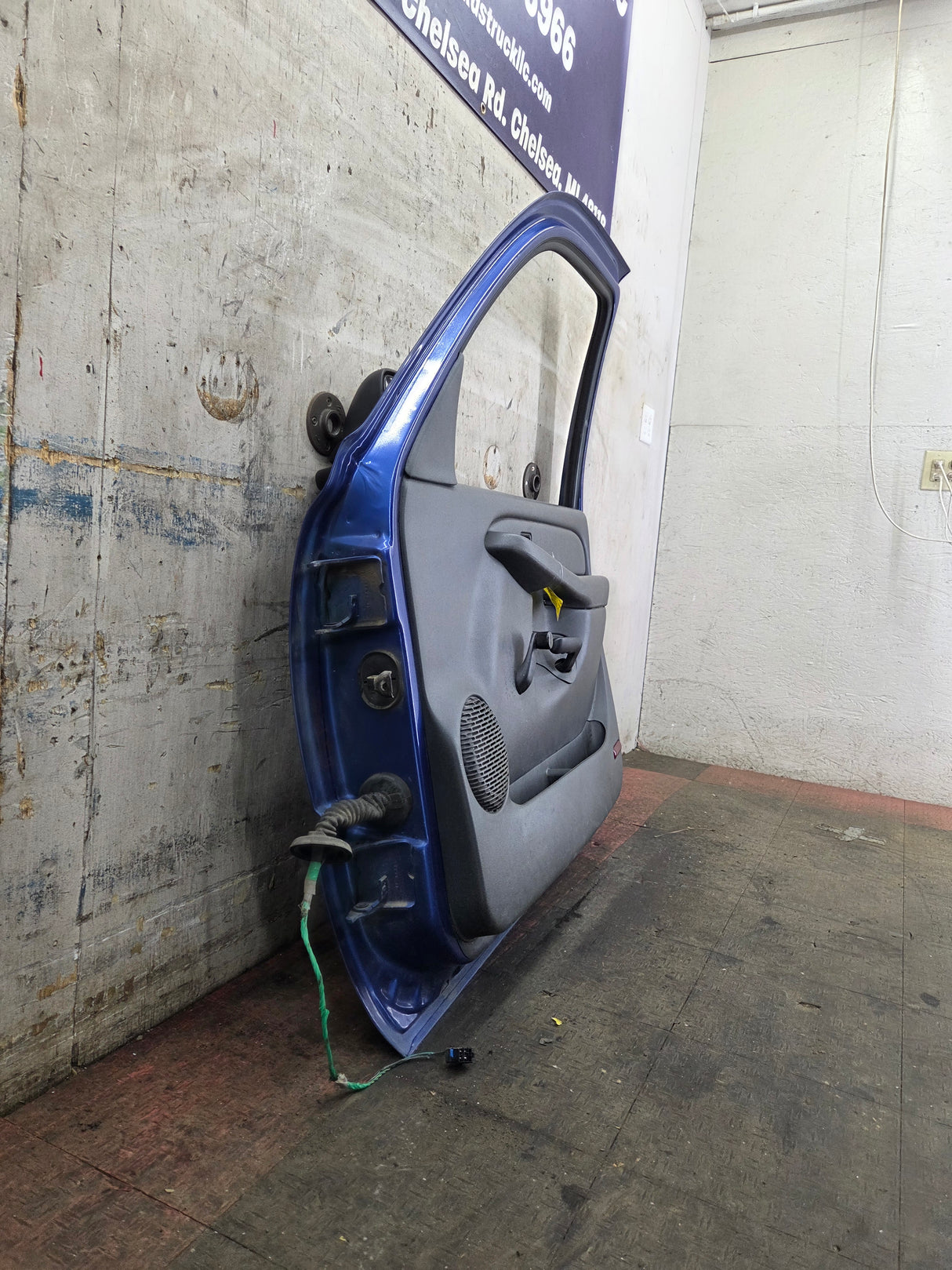 1999-2006 Chevrolet Silverado / GMC Sierra 1500 2500 3500 HD Front Passenger Side Door RH