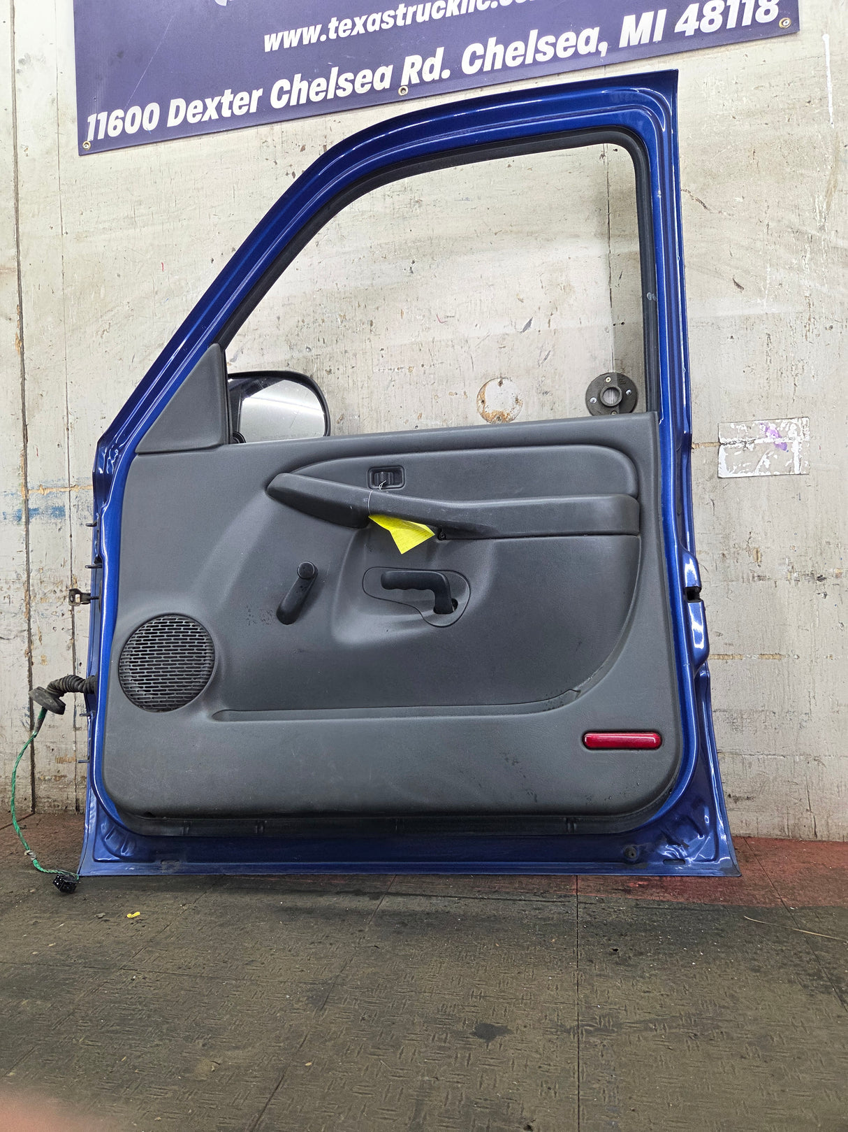 1999-2006 Chevrolet Silverado / GMC Sierra 1500 2500 3500 HD Front Passenger Side Door RH