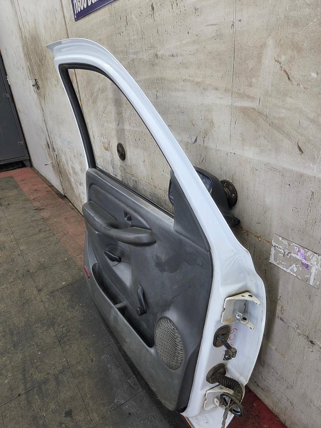 1999-2006 Chevrolet Silverado / GMC Sierra 1500 2500 3500 HD Front Driver Side Door LH