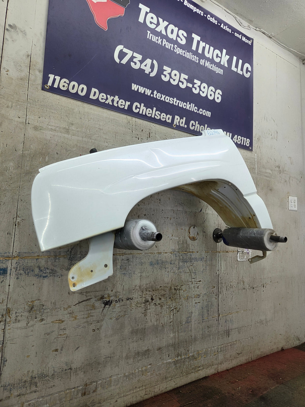 2003-2007 Chevrolet Silverado / Tahoe / Suburban 1500 2500 3500 HD LH Driver Side "Cateye" Front Fender