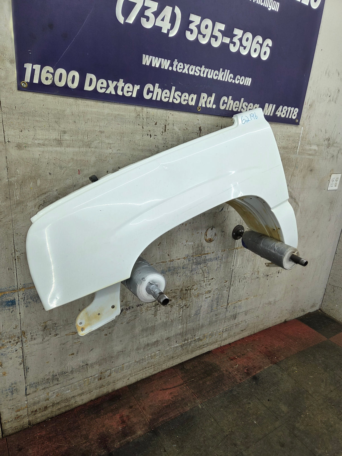 2003-2007 Chevrolet Silverado / Tahoe / Suburban 1500 2500 3500 HD LH Driver Side "Cateye" Front Fender