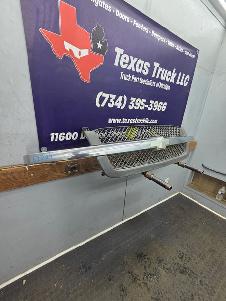 2003-2006 Chevrolet Silverado 1500 2500 'Cateye' NON HD Grill OEM - Chrome