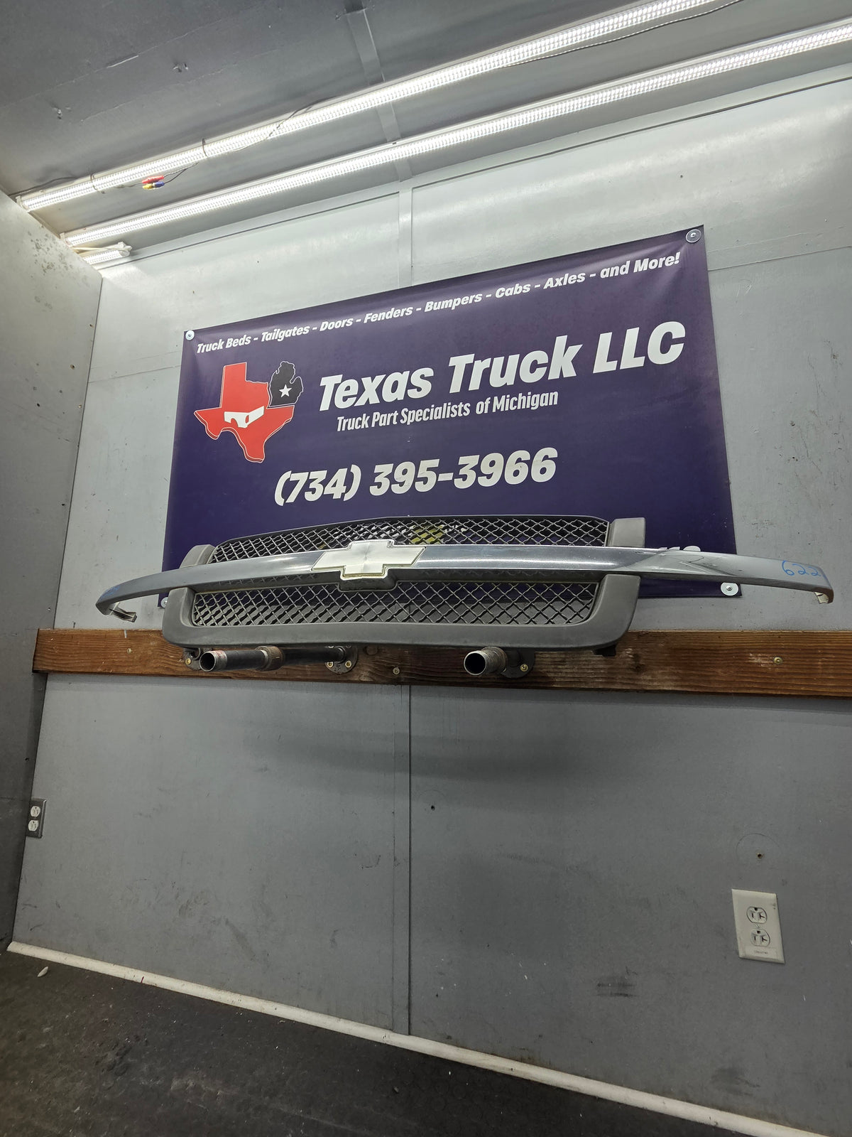 2003-2006 Chevrolet Silverado 1500 2500 'Cateye' NON HD Grill OEM - Chrome