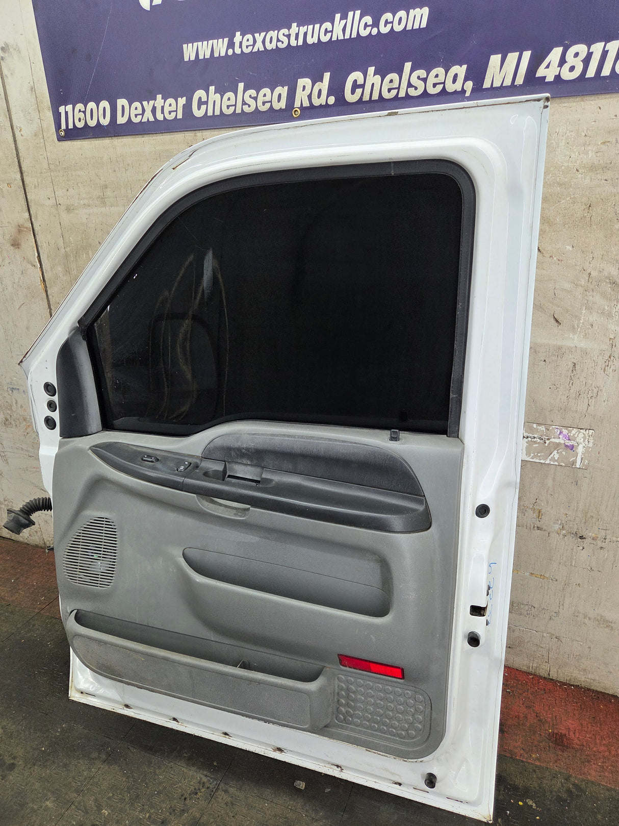 1999-2007 Ford Super Duty RH Passenger Side Front Door F250 F350 F450 F550