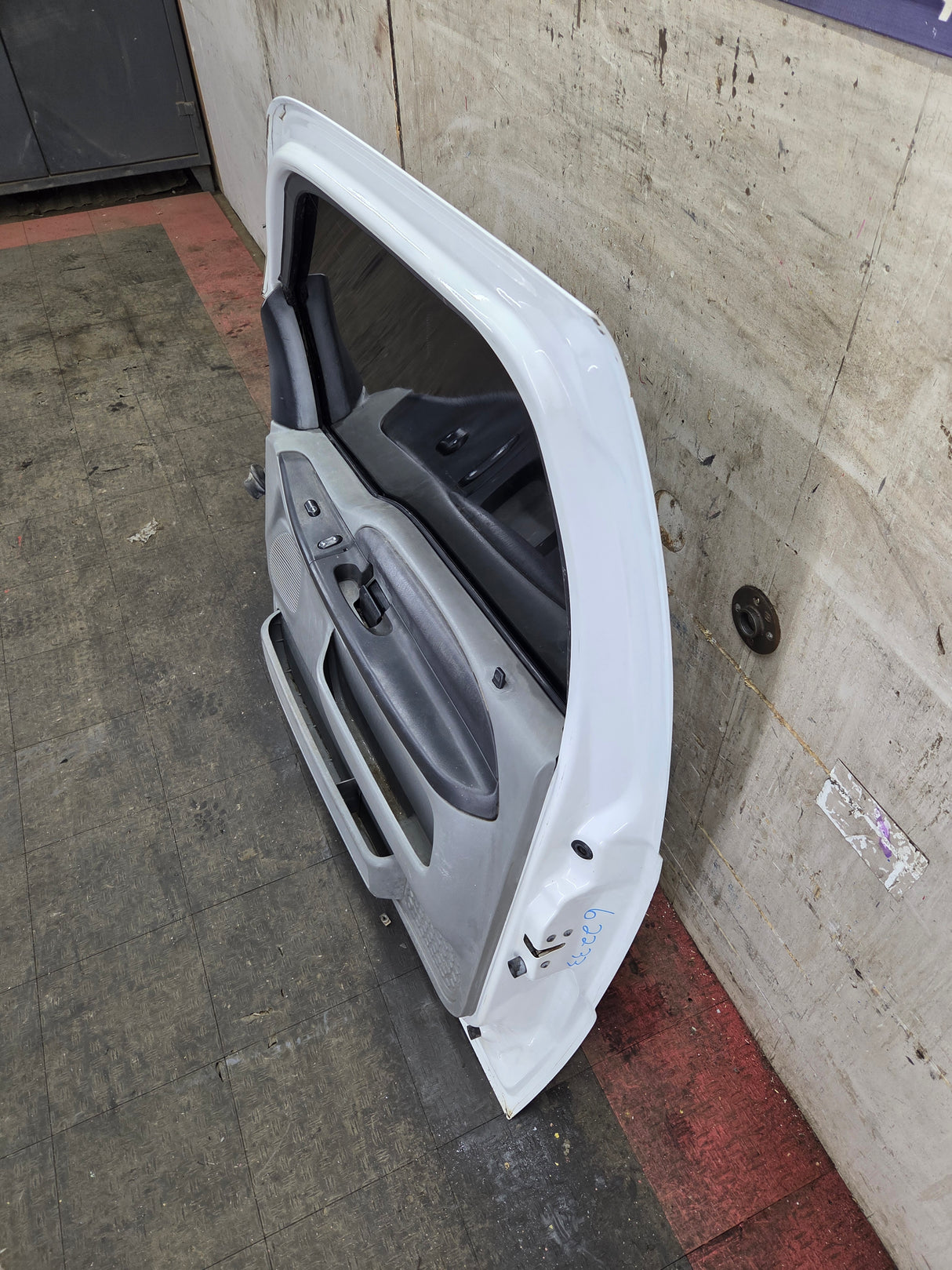 1999-2007 Ford Super Duty RH Passenger Side Front Door F250 F350 F450 F550