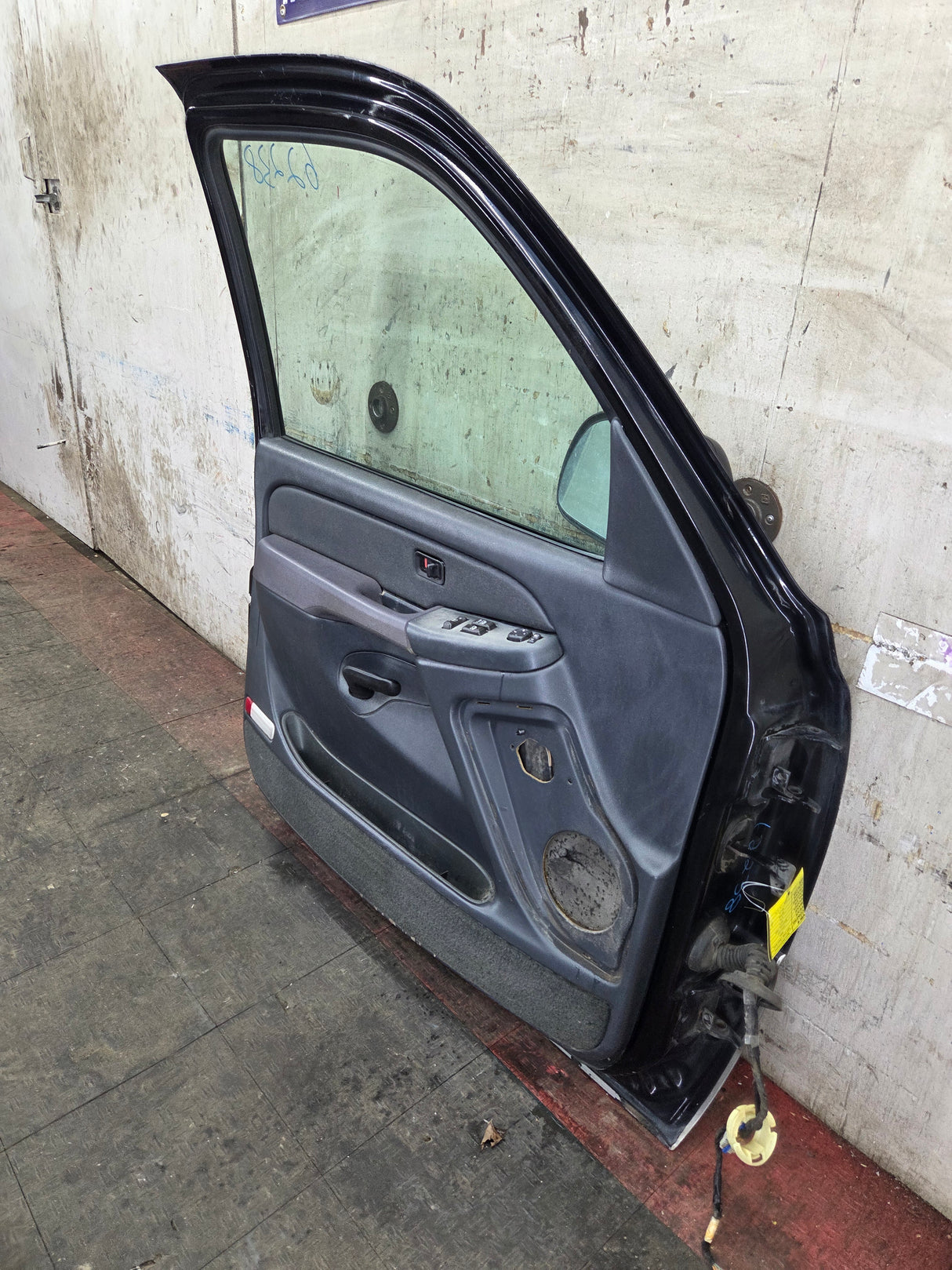 1999-2006 Chevrolet Silverado / GMC Sierra 1500 2500 3500 HD Front Driver Side Door LH