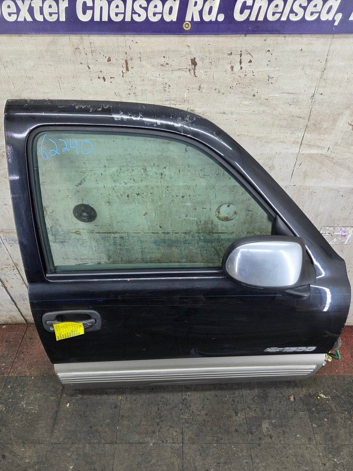 1999-2006 Chevrolet Silverado / GMC Sierra 1500 2500 3500 HD Front Passenger Side Door RH
