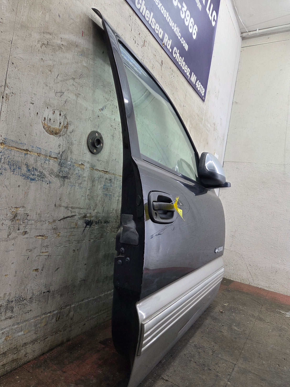 1999-2006 Chevrolet Silverado / GMC Sierra 1500 2500 3500 HD Front Passenger Side Door RH