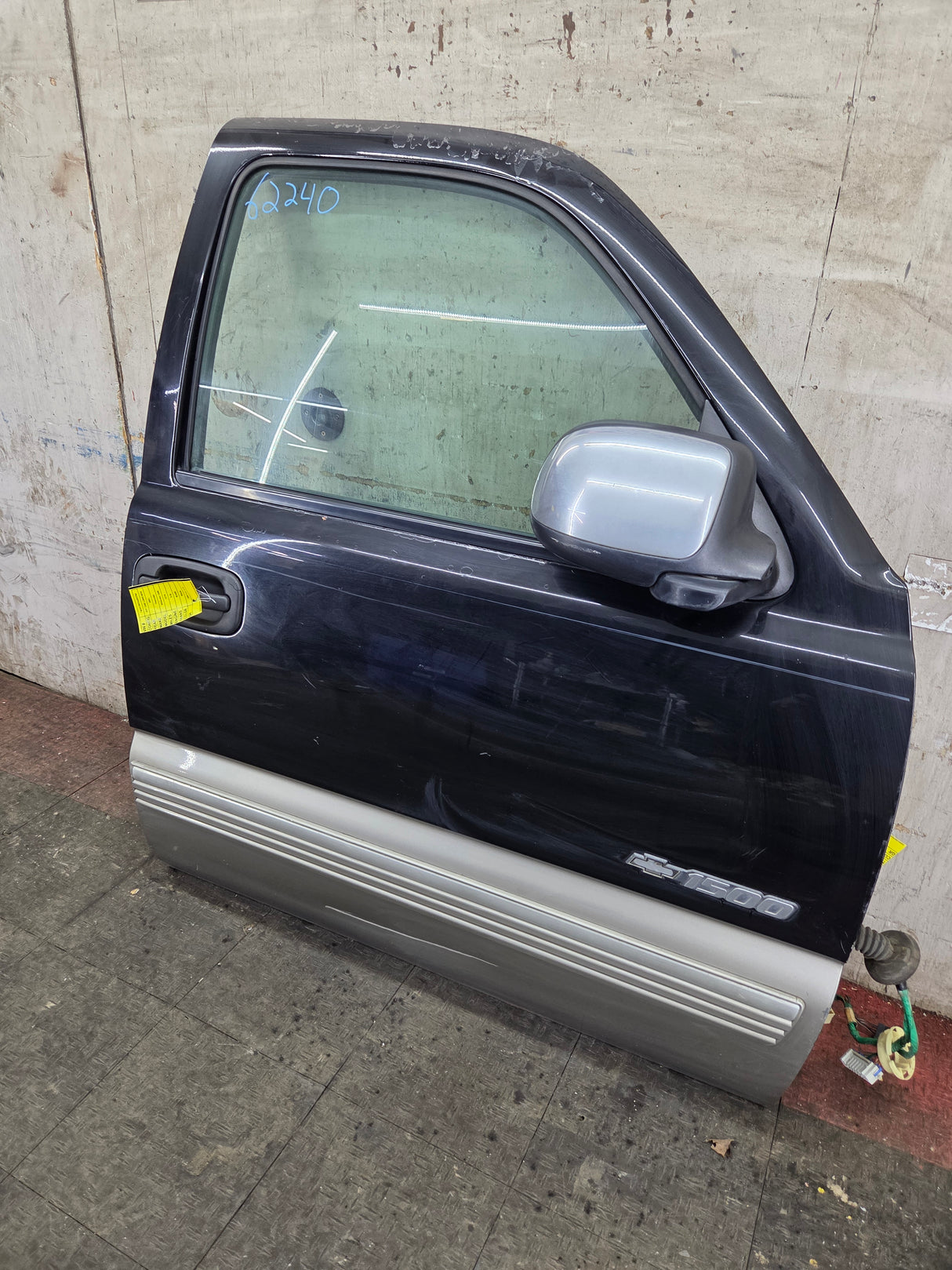 1999-2006 Chevrolet Silverado / GMC Sierra 1500 2500 3500 HD Front Passenger Side Door RH