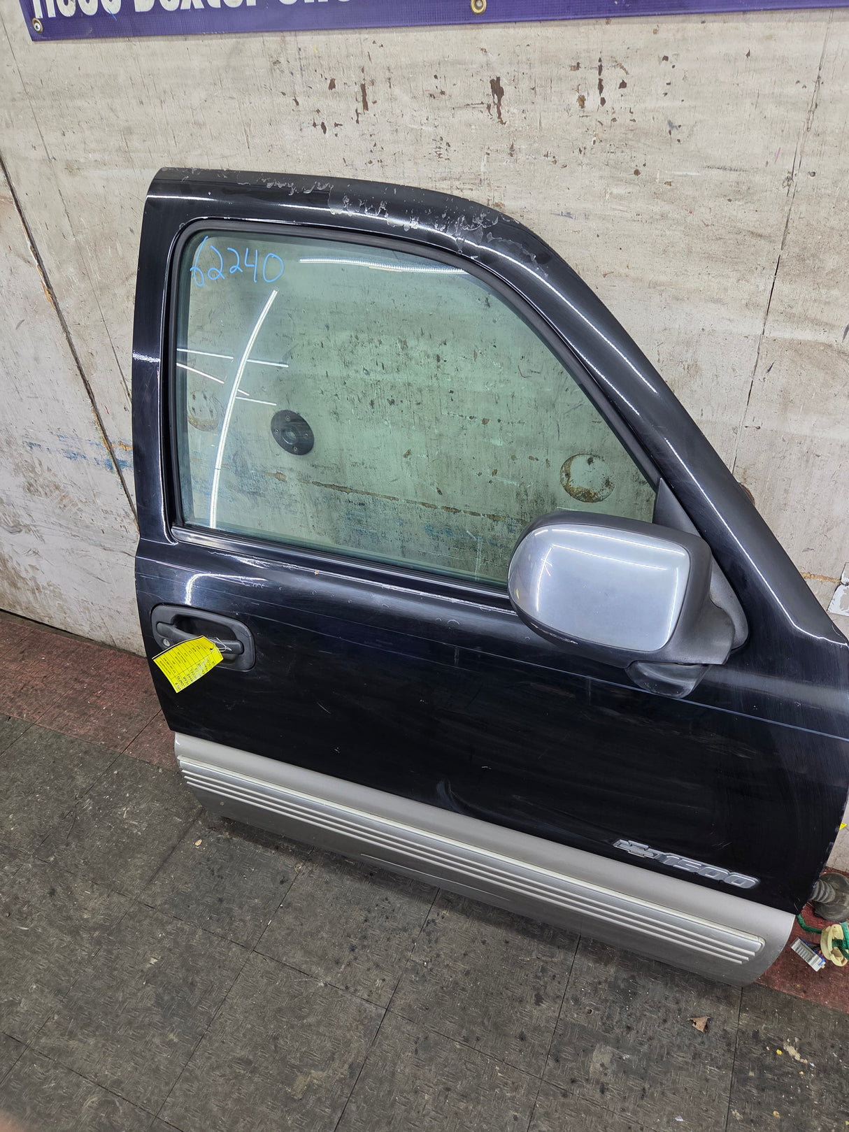 1999-2006 Chevrolet Silverado / GMC Sierra 1500 2500 3500 HD Front Passenger Side Door RH