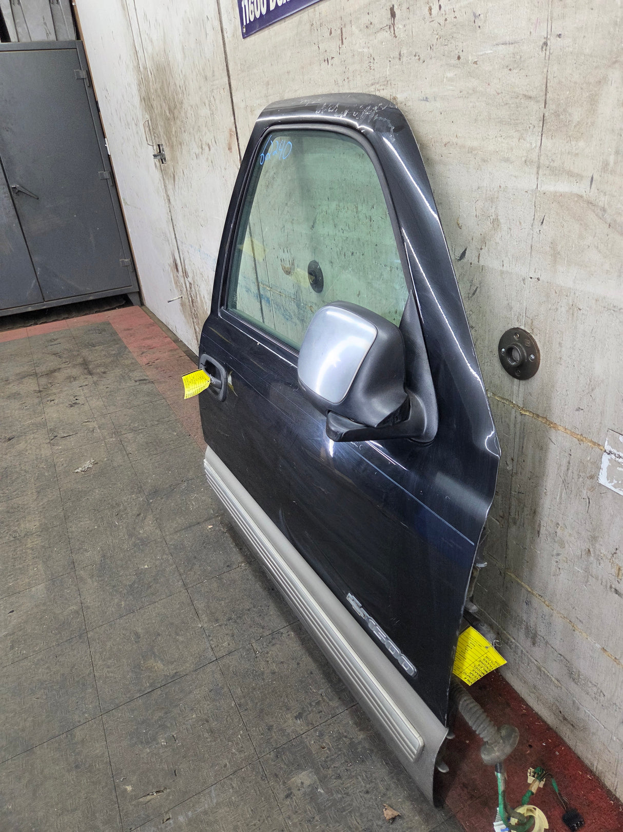 1999-2006 Chevrolet Silverado / GMC Sierra 1500 2500 3500 HD Front Passenger Side Door RH