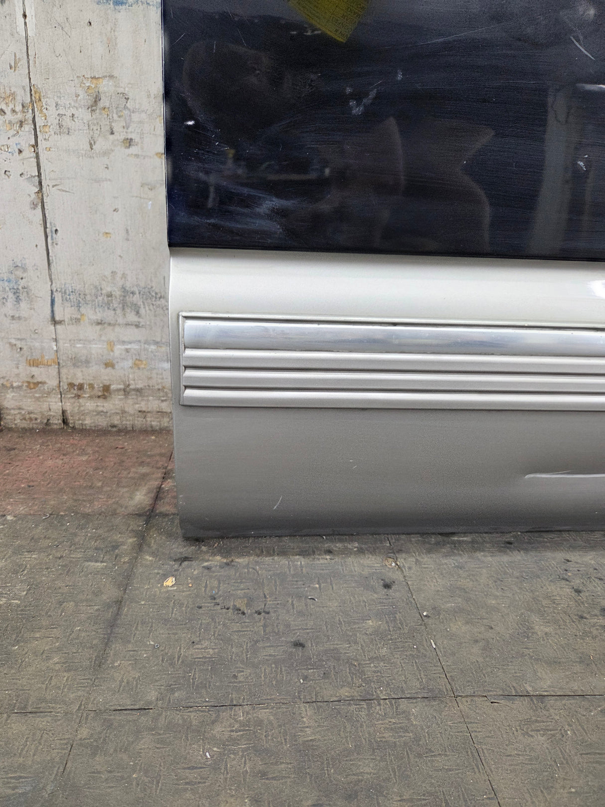 1999-2006 Chevrolet Silverado / GMC Sierra 1500 2500 3500 HD Front Passenger Side Door RH