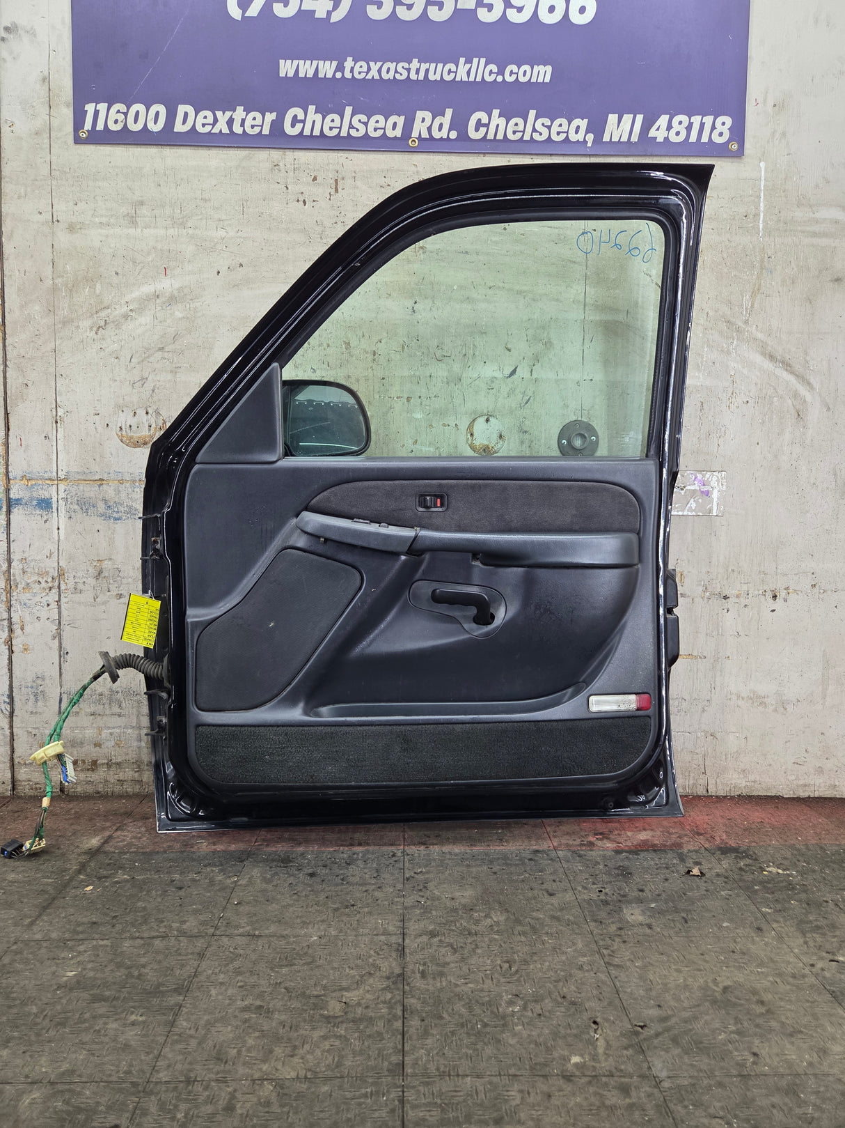 1999-2006 Chevrolet Silverado / GMC Sierra 1500 2500 3500 HD Front Passenger Side Door RH