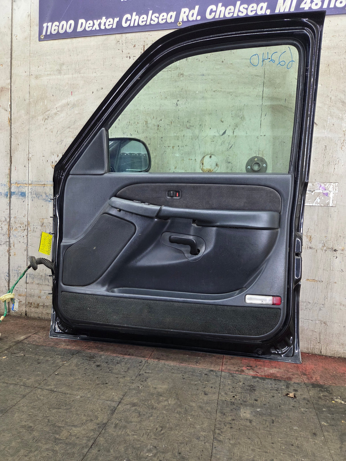 1999-2006 Chevrolet Silverado / GMC Sierra 1500 2500 3500 HD Front Passenger Side Door RH
