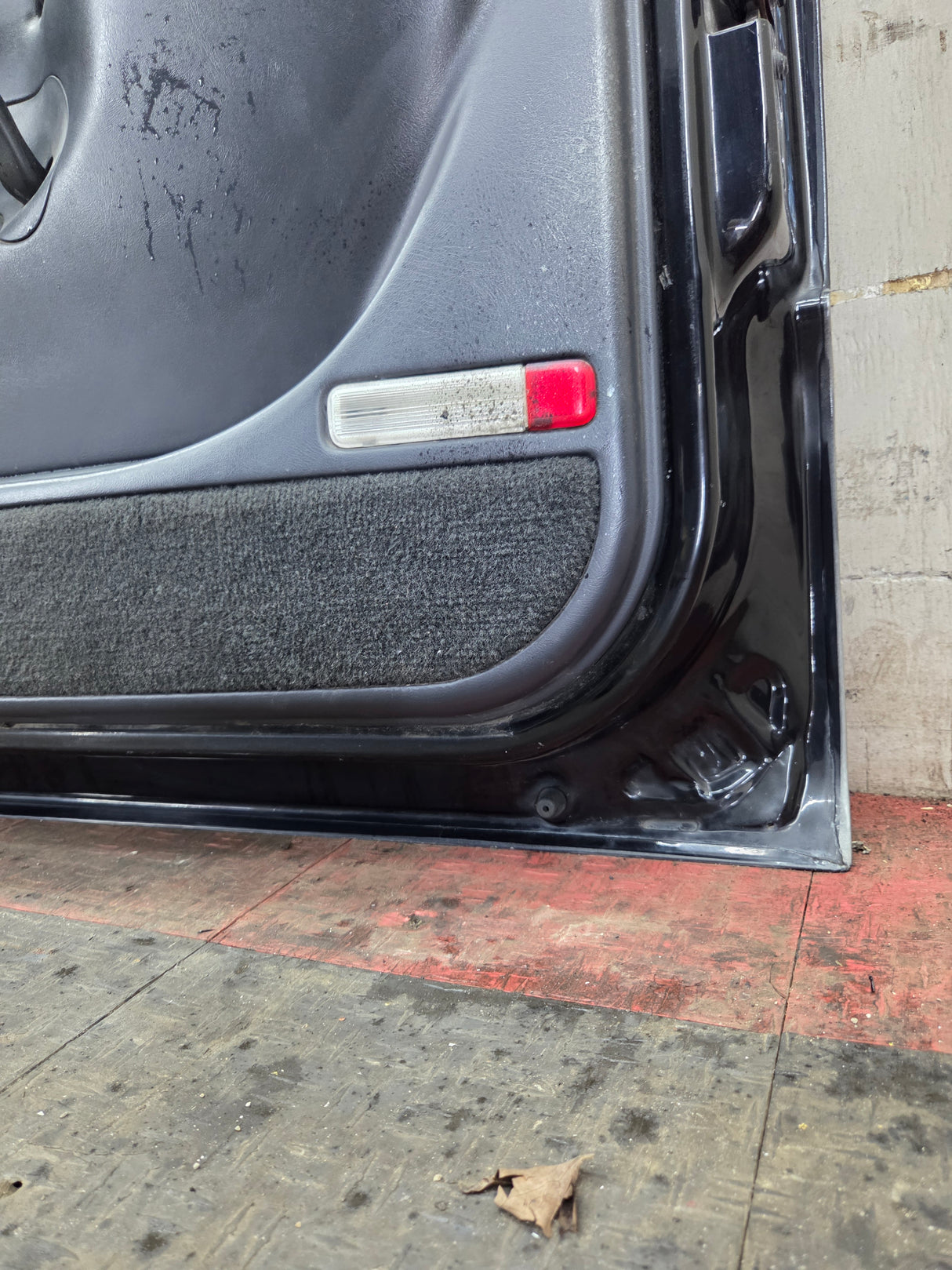 1999-2006 Chevrolet Silverado / GMC Sierra 1500 2500 3500 HD Front Passenger Side Door RH