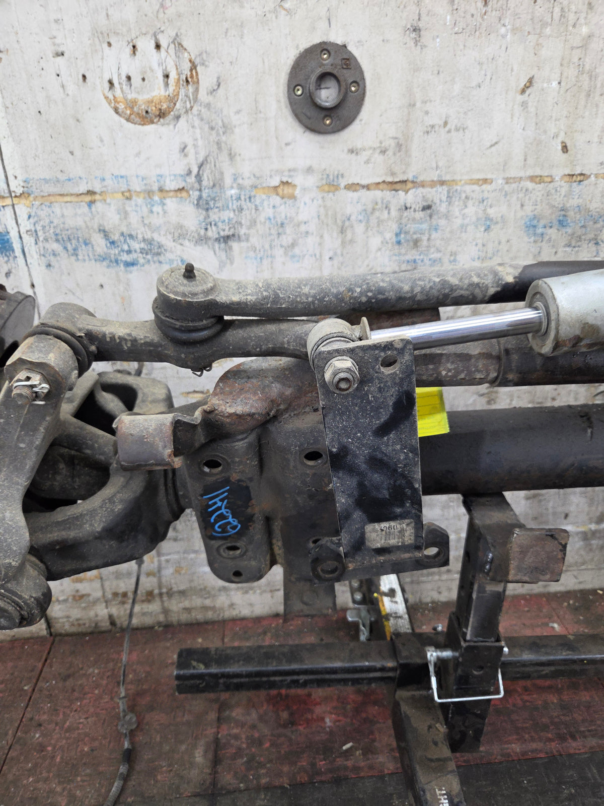 1999-2004 Ford Super Duty F250 F350 SRW Front Axle 3.73 Gear Ratio