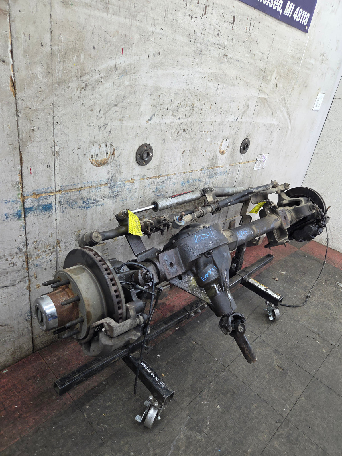1999-2004 Ford Super Duty F250 F350 SRW Front Axle 3.73 Gear Ratio