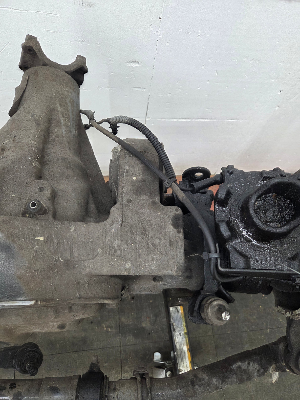 2011-2012 Ford Super Duty F250 F350 Front Axle 3.73 Gear Ratio