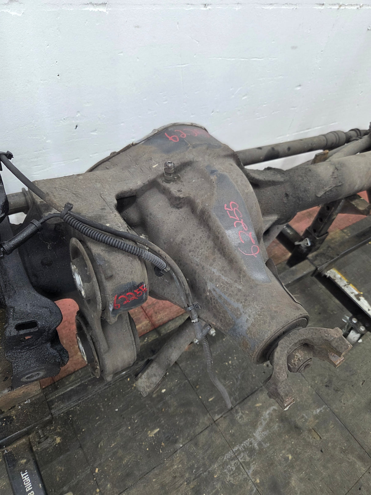 2011-2012 Ford Super Duty F250 F350 Front Axle 3.73 Gear Ratio