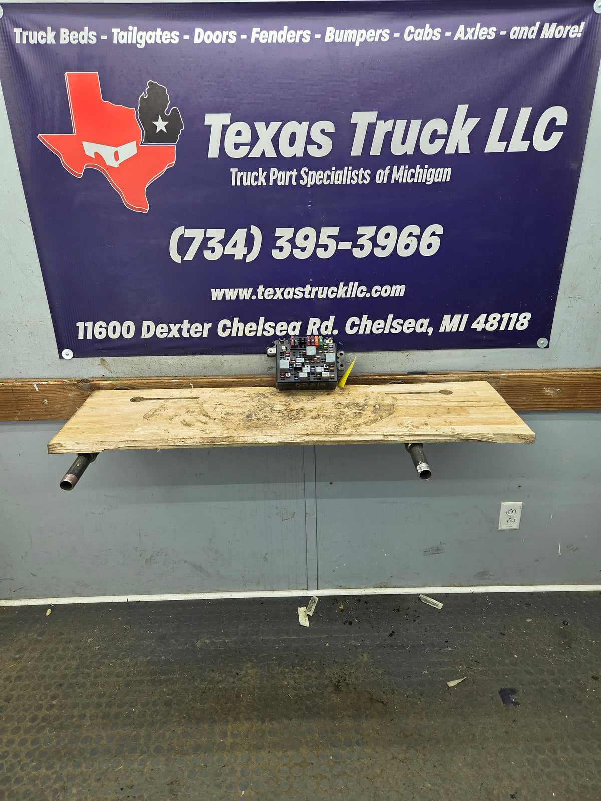 1998-2004 Chevrolet GMC Engine Bay Fuse Box - 15328925