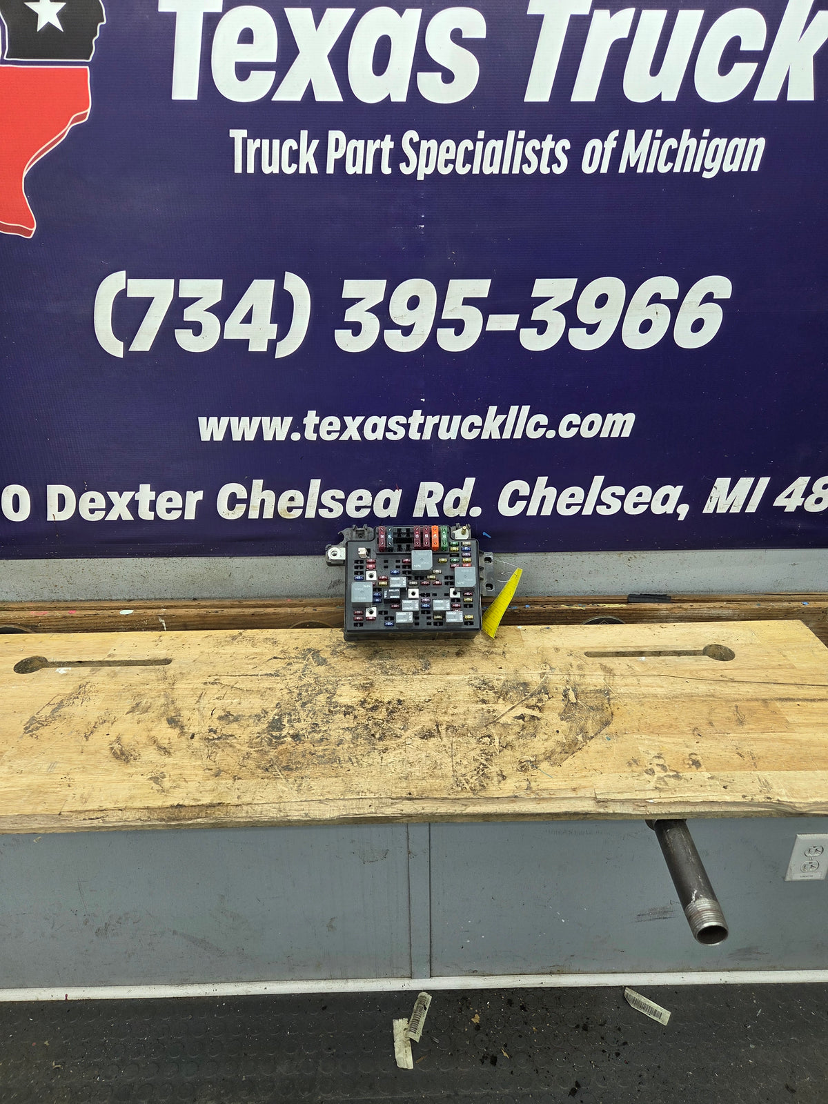 1998-2004 Chevrolet GMC Engine Bay Fuse Box - 15328925