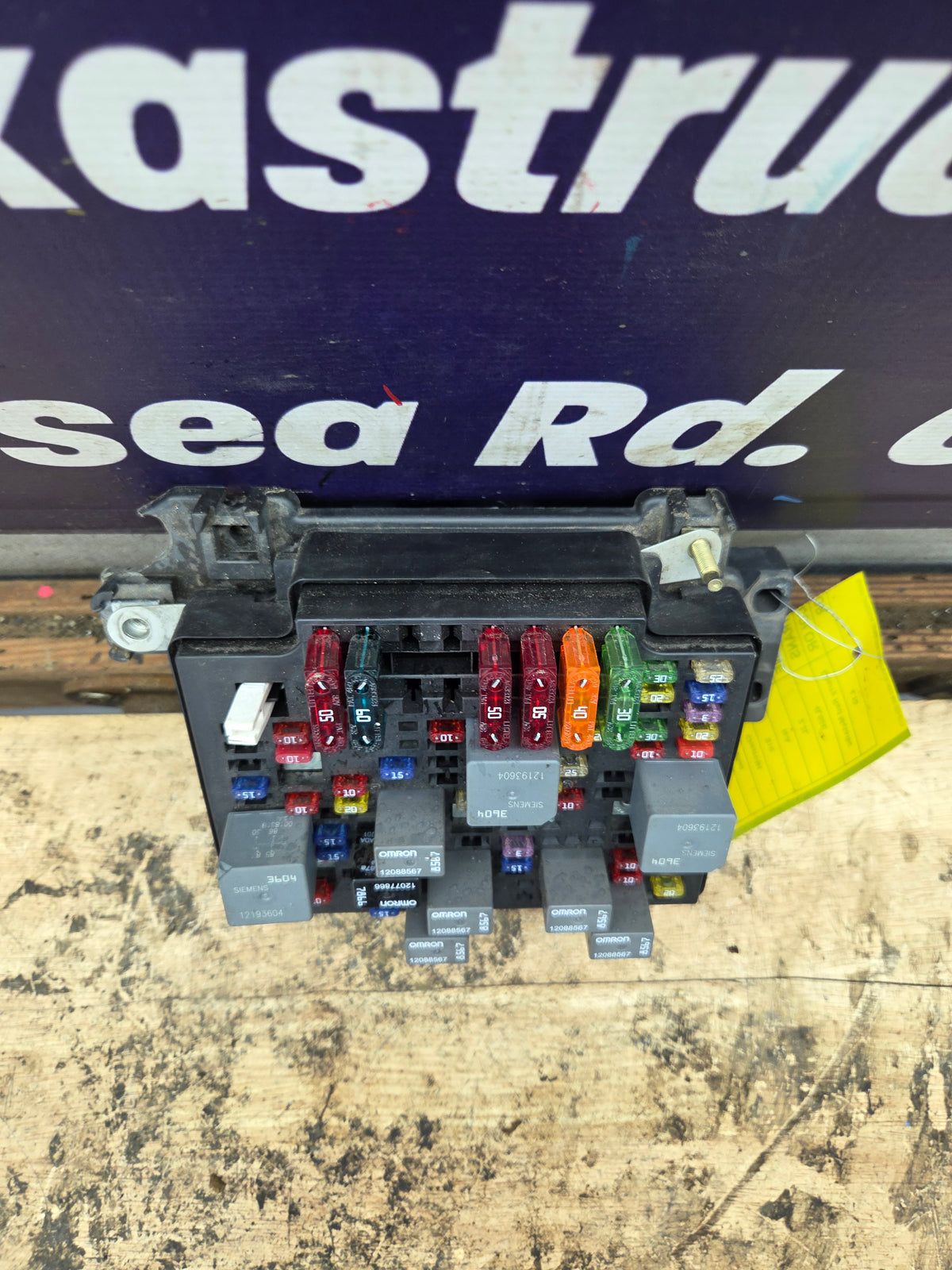 1998-2004 Chevrolet GMC Engine Bay Fuse Box - 15328925
