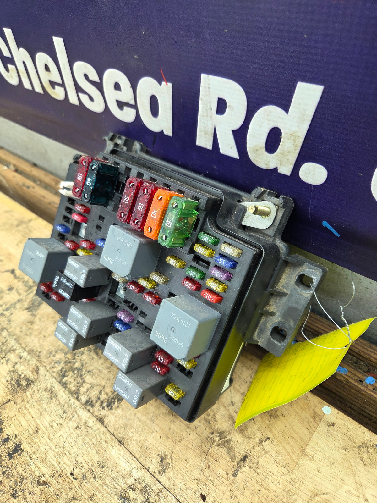 1998-2004 Chevrolet GMC Engine Bay Fuse Box - 15328925