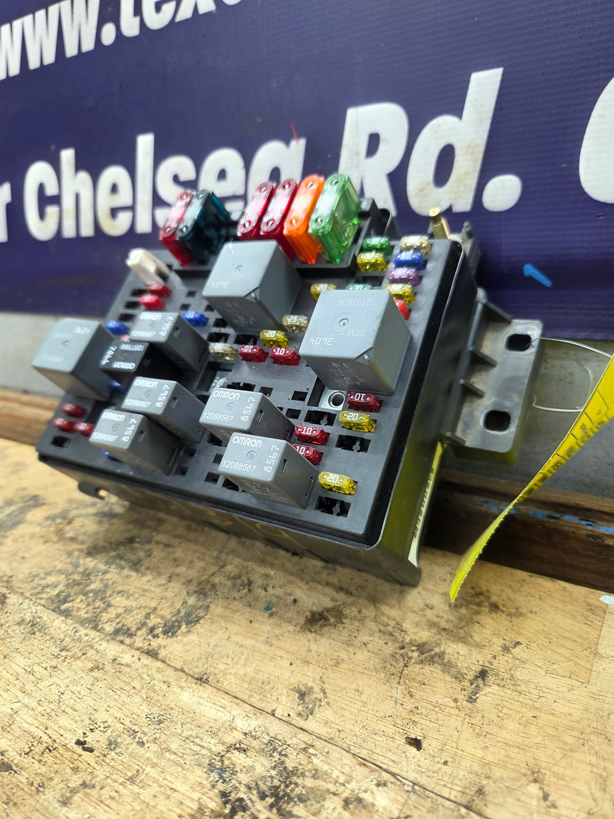1998-2004 Chevrolet GMC Engine Bay Fuse Box - 15328925