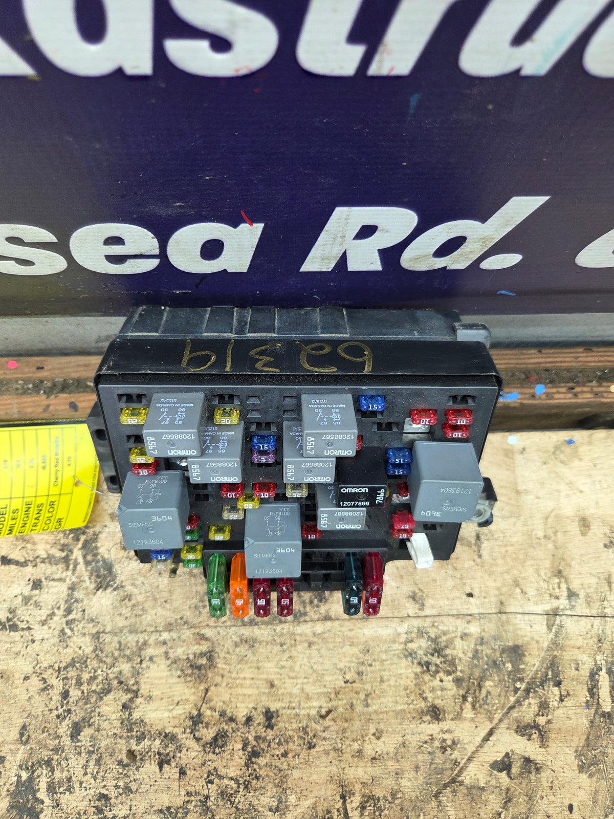 1998-2004 Chevrolet GMC Engine Bay Fuse Box - 15328925