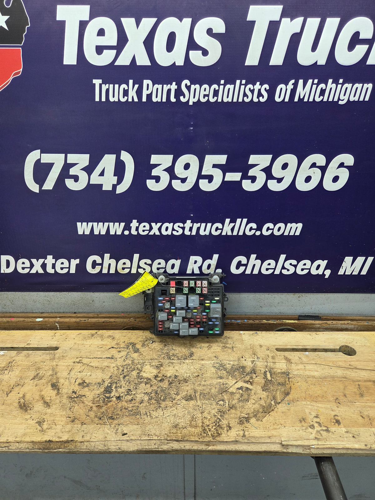 2003-2005 Chevrolet Silverado / GMC Sierra 1500 250 3500 Engine Bay Fuse Box - 15201928
